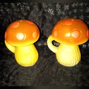 GROOVY VINTAGE MUSHROOM SALT N PEPPER SHAKERS